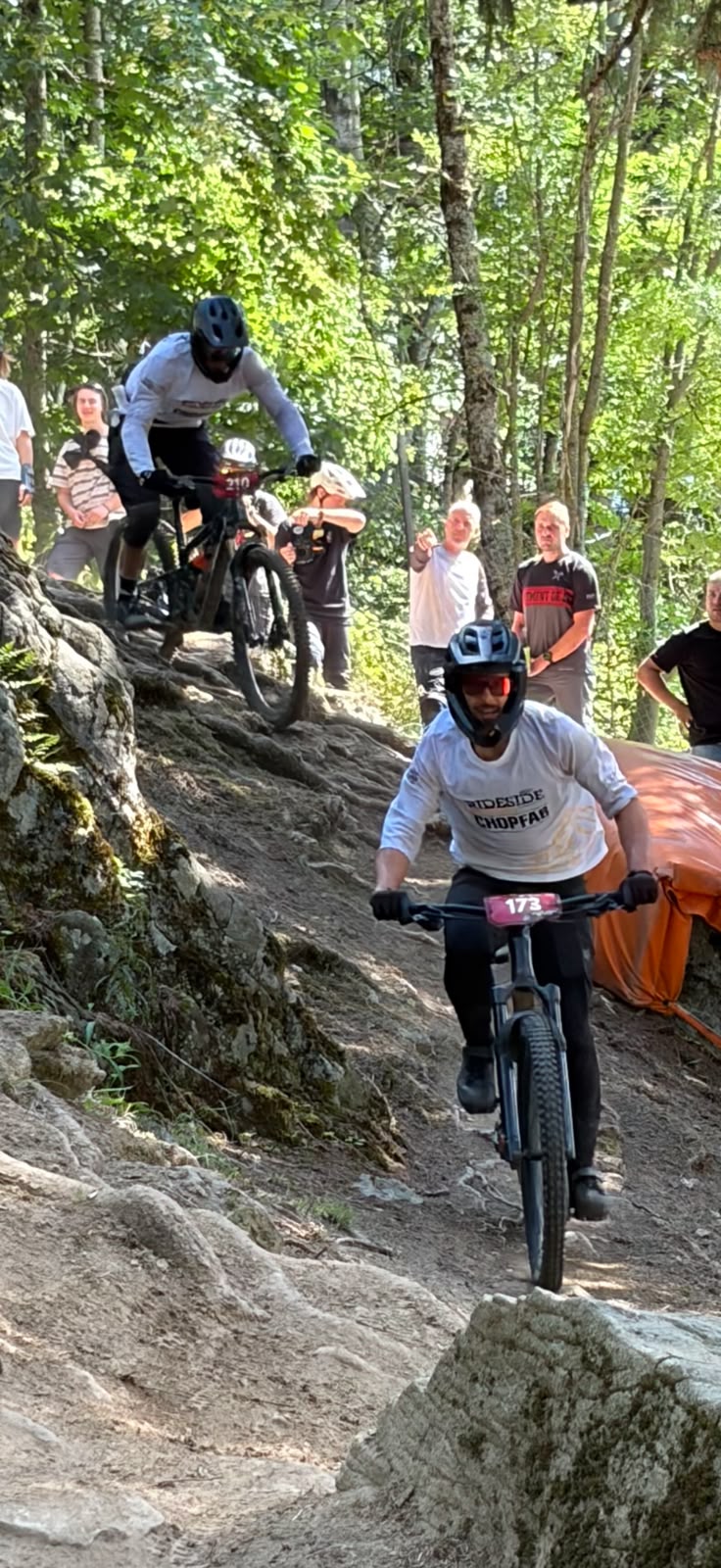 Race Team Fahrer im Rideside/CHOPFAB Trikot auf der Rennstrecke