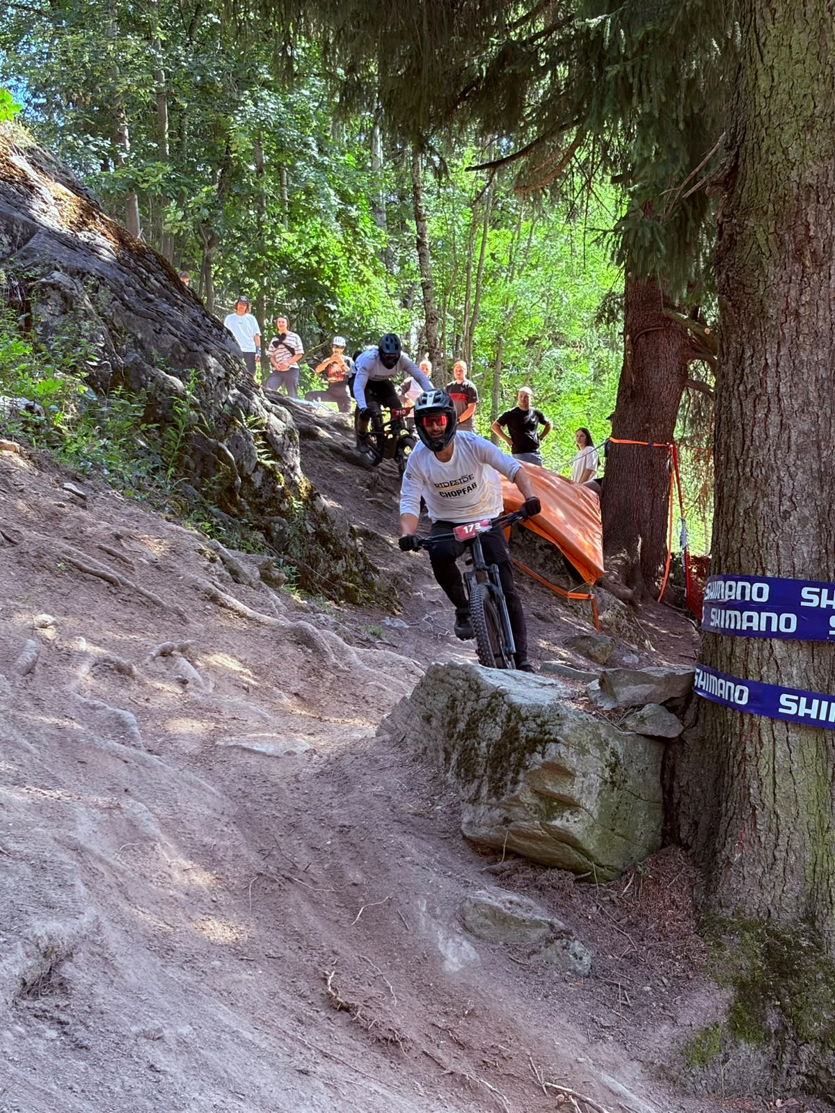 Rideside/CHOPFAB Fahrer auf einer Renn-Stage der Swiss Enduro Series