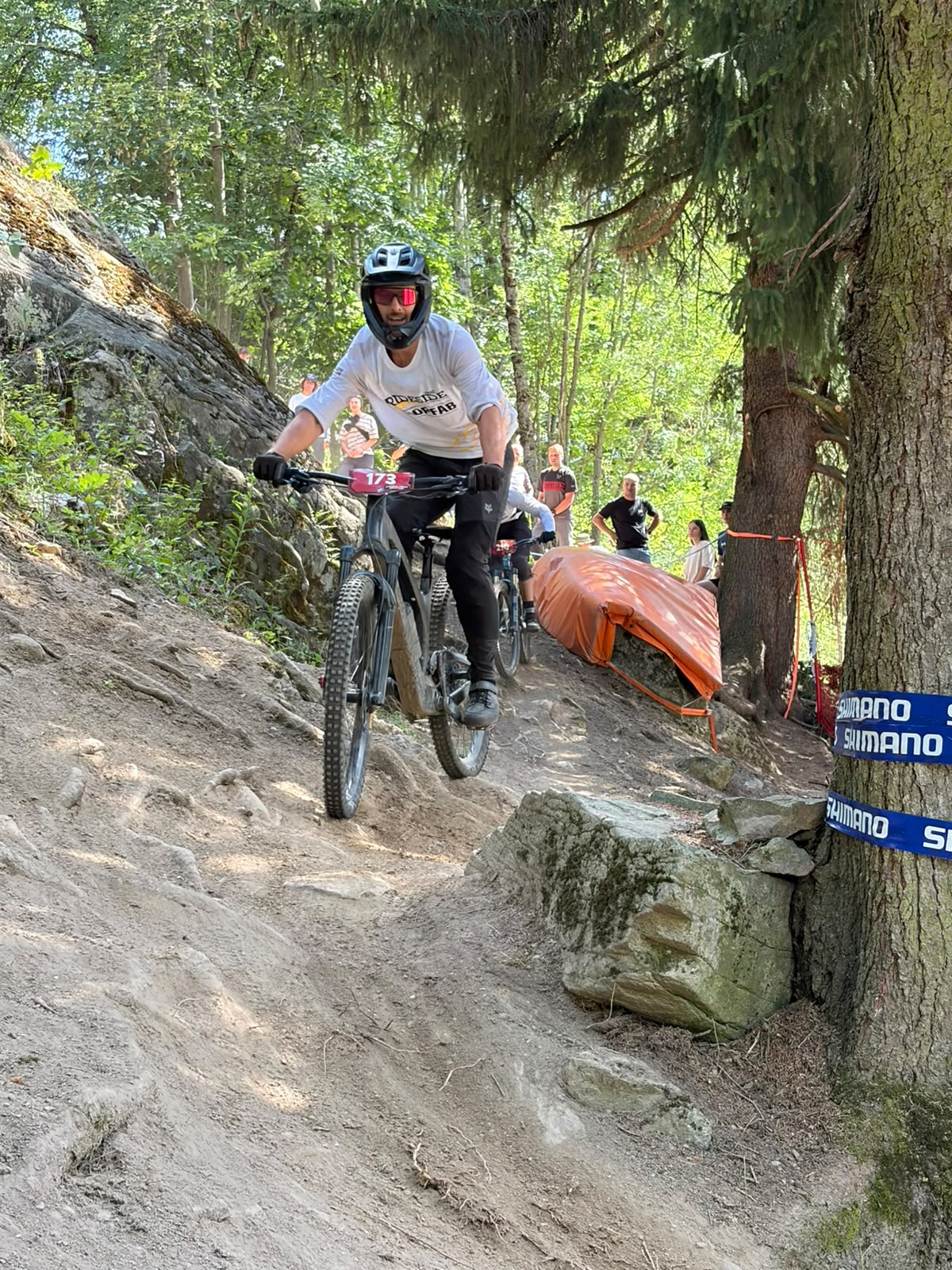 Race Team Fahrer springt über eine Felsstufe